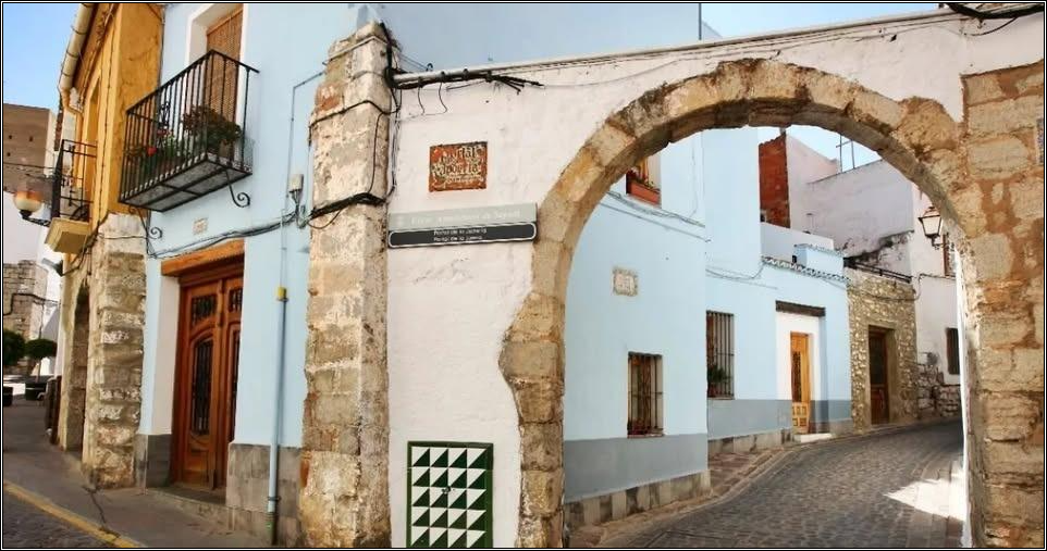 King James II of Aragon gives permission for a Portal of Juderia in Valencia